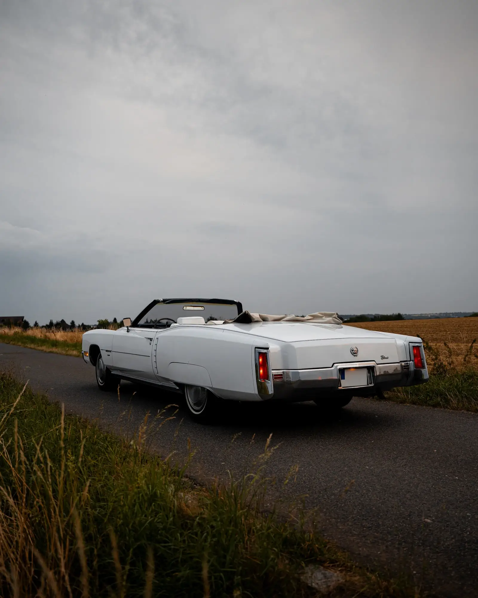 Cadillac Eldorado zezadu z boku na silnici