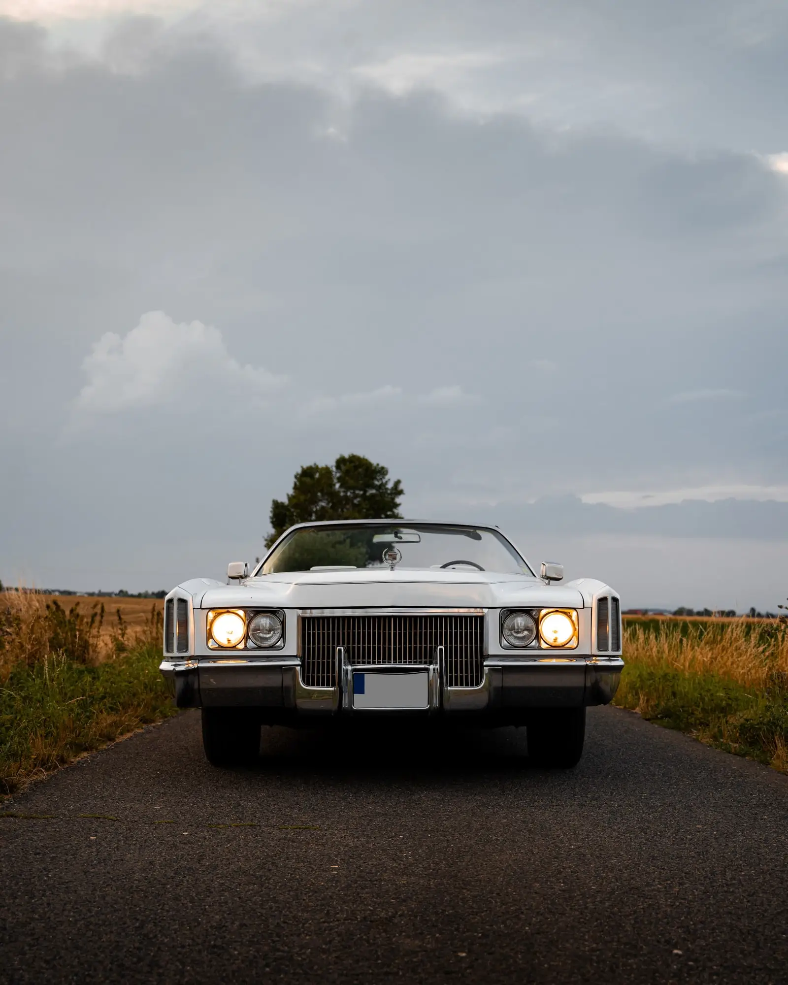 Cadillac Eldorado zepředu pod dramatickou oblohou