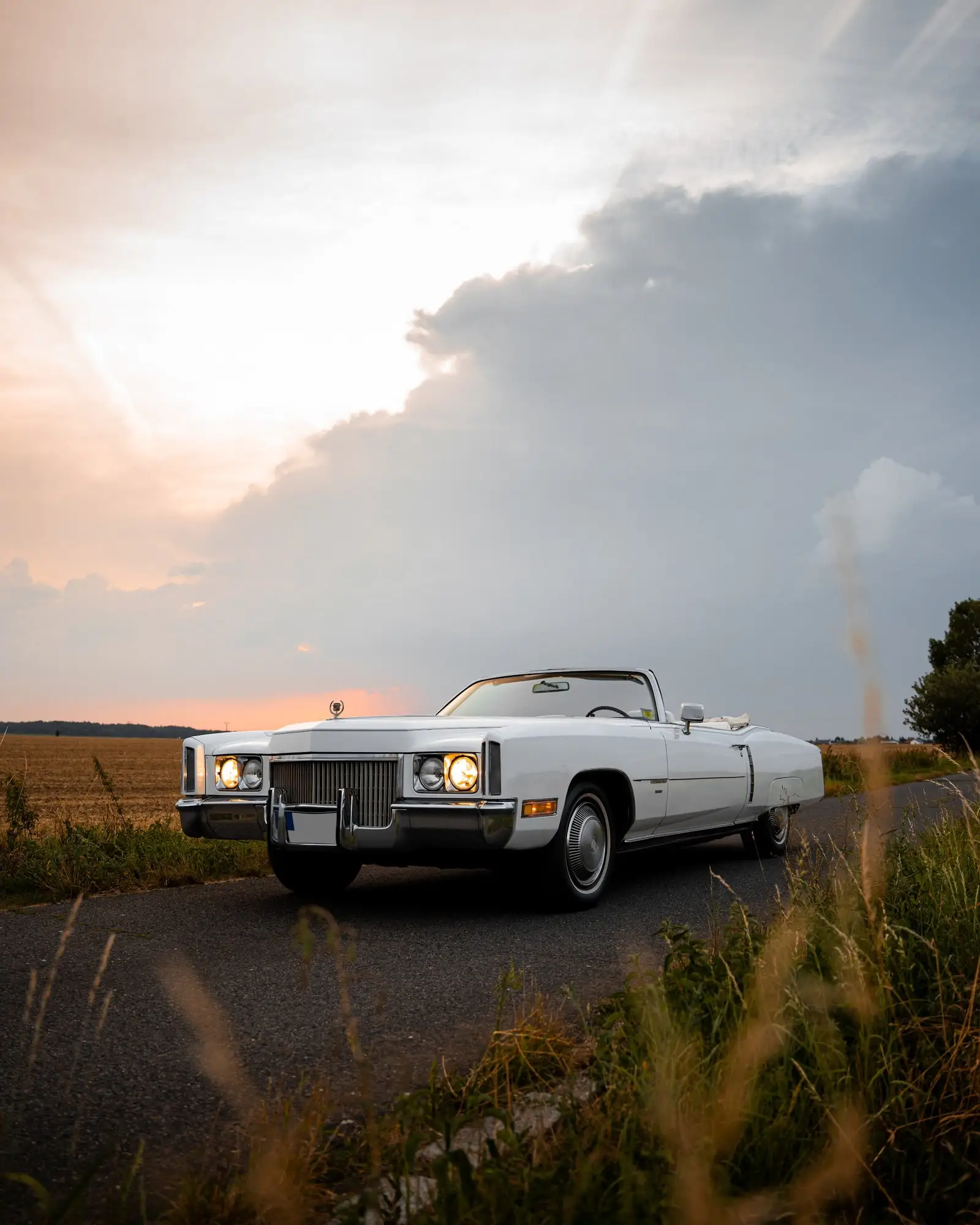 Cadillac Eldorado zepředu při západu slunce