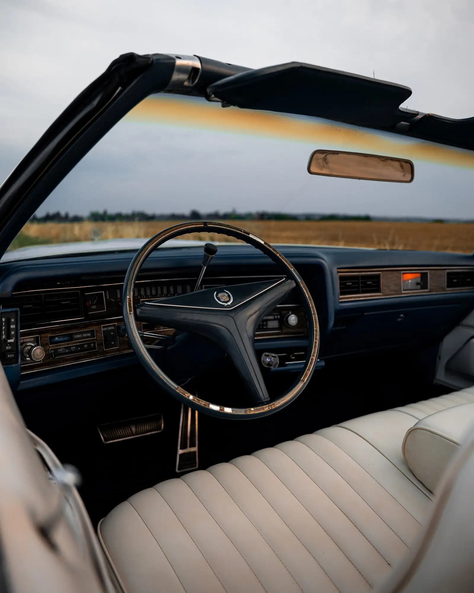 Volant a bílý kožený interiér Cadillacu Eldorado