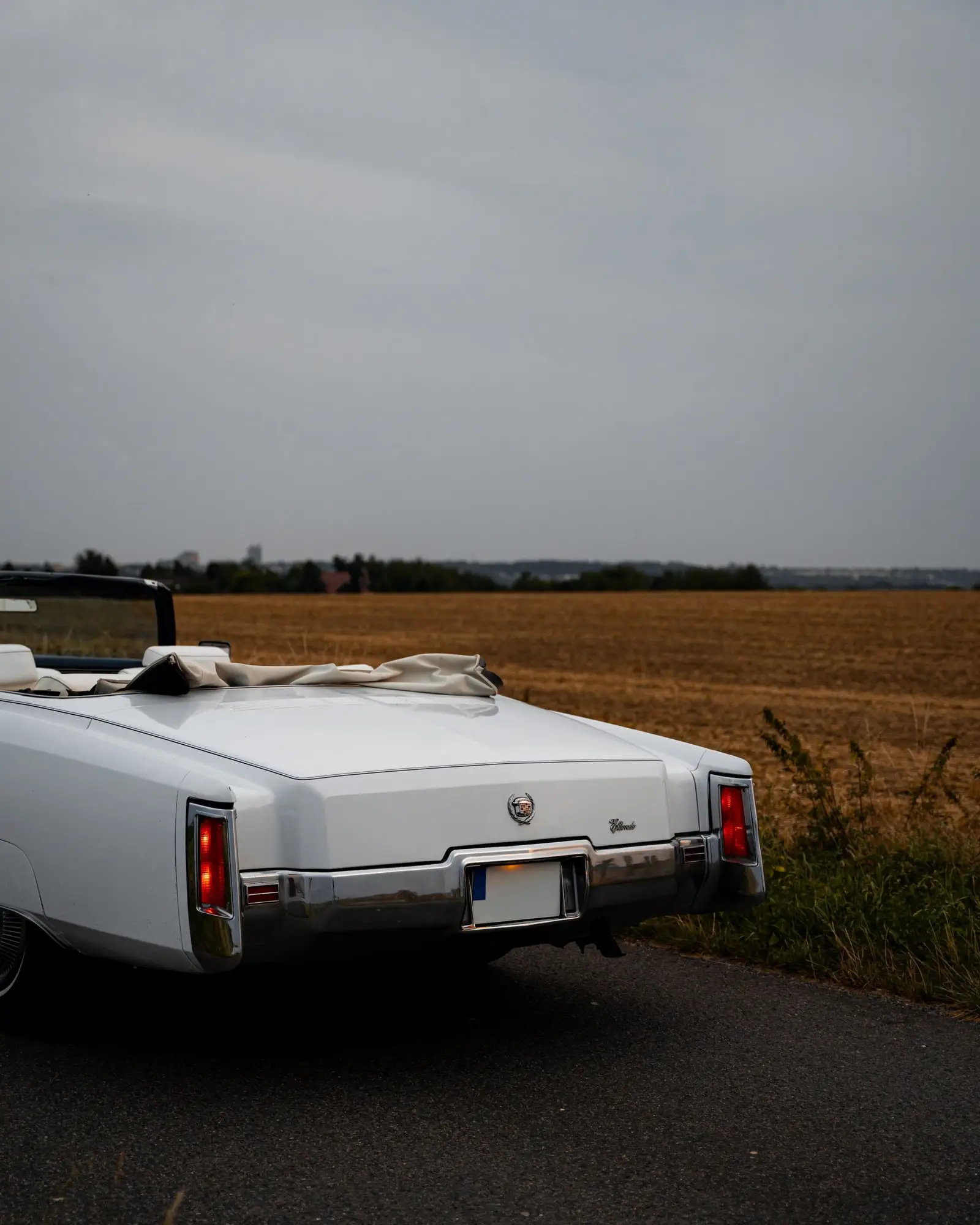 Záď Cadillacu Eldorado se svislými svítilnami